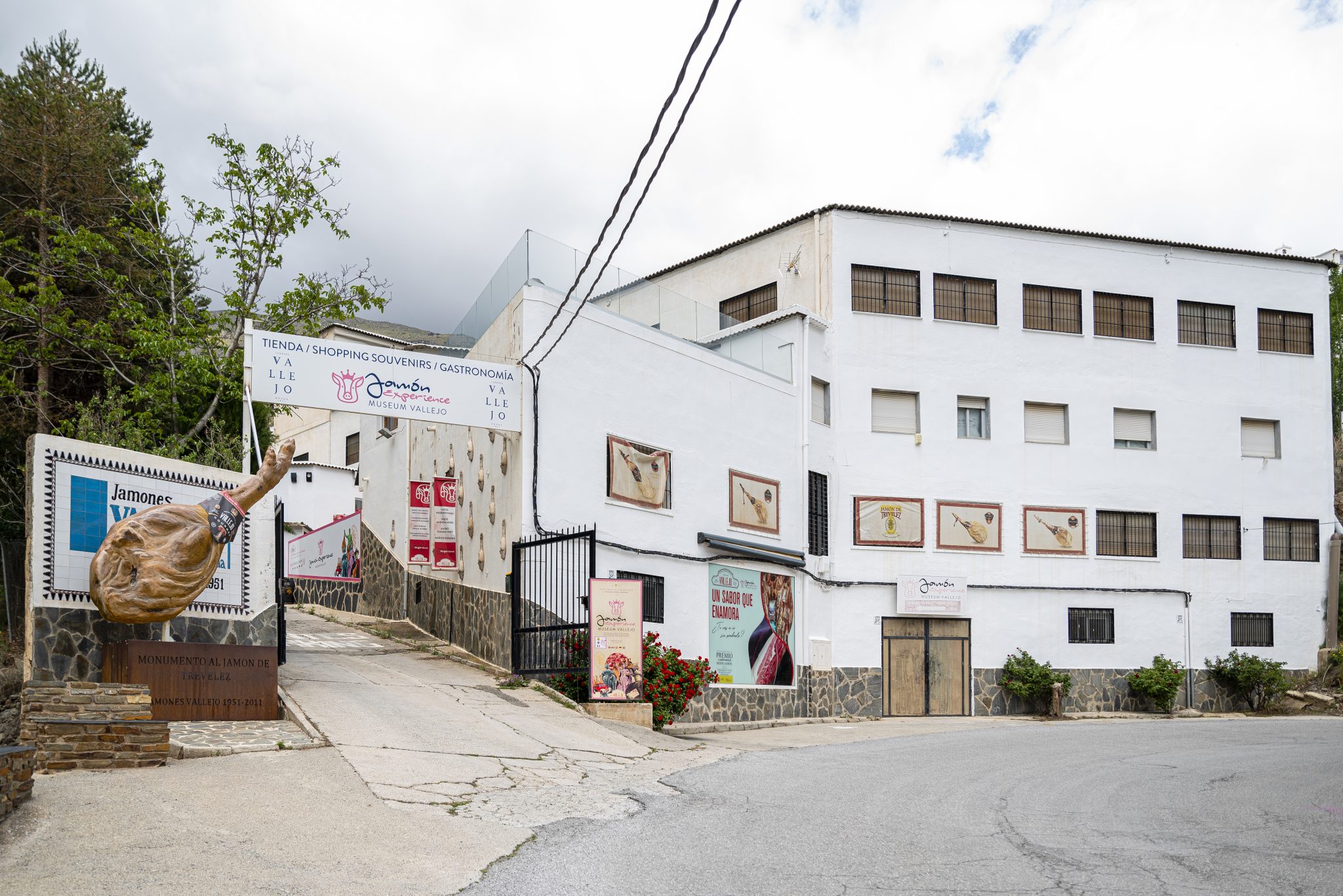 Entrada al Museo del Jamón en La Alpujarra